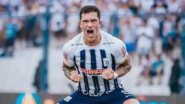 Adrián Arregui celebrando uno de sus goles con Alianza Lima