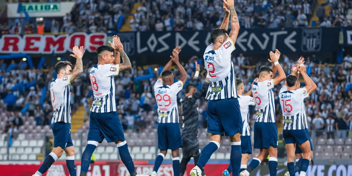 Alianza Lima saludando a la hinchada tras el partido ante Atlético Grau