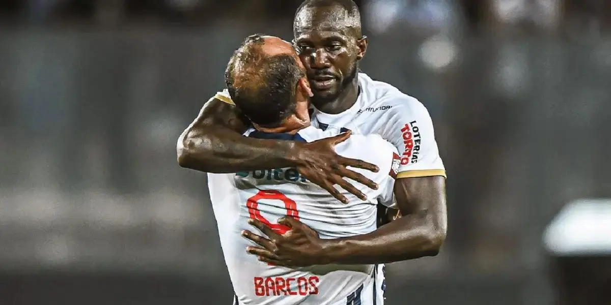 Cecilio Waterman abrazando a Hernán Barcos en un partido de Alianza Lima