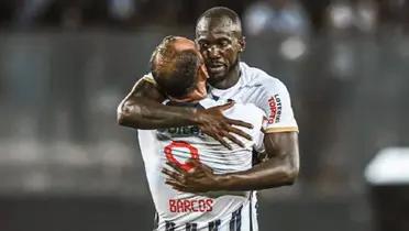 Cecilio Waterman celebrando junto con Hernán Barcos en Alianza Lima