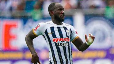 Cecilio Waterman con la camiseta local de Alianza Lima