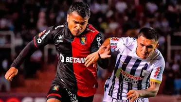 Cristian Neira disputando un balón en el partido en Arequipa