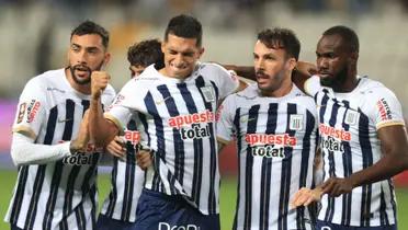 El equipo blanquiazul celebrando en pleno partido de Liga 1