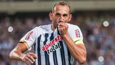 Hernán Barcos besando el escudo de Alianza Lima en un partido