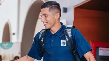 Kevin Serna llegando al estadio con la indumentaria de Alianza Lima