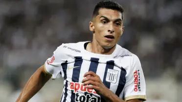 Kevin Serna vistiendo la camiseta de Alianza Lima en un partido