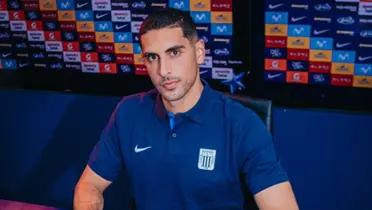 Pablo Sabbag firmando su renovación con Alianza Lima