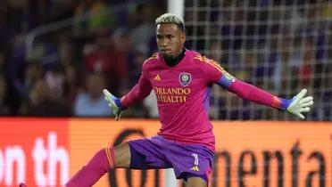 Pedro Gallese atajando con la camiseta de Orlando City