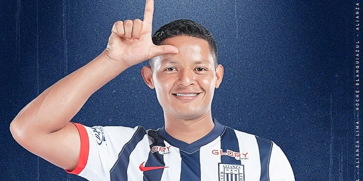 Yordi Vílchez posando con la camiseta de Alianza Lima