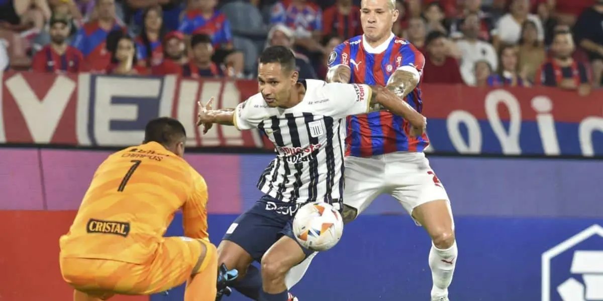 Ángelo Campos y Renzo Garcés en el partido frente a Cerro Porteño