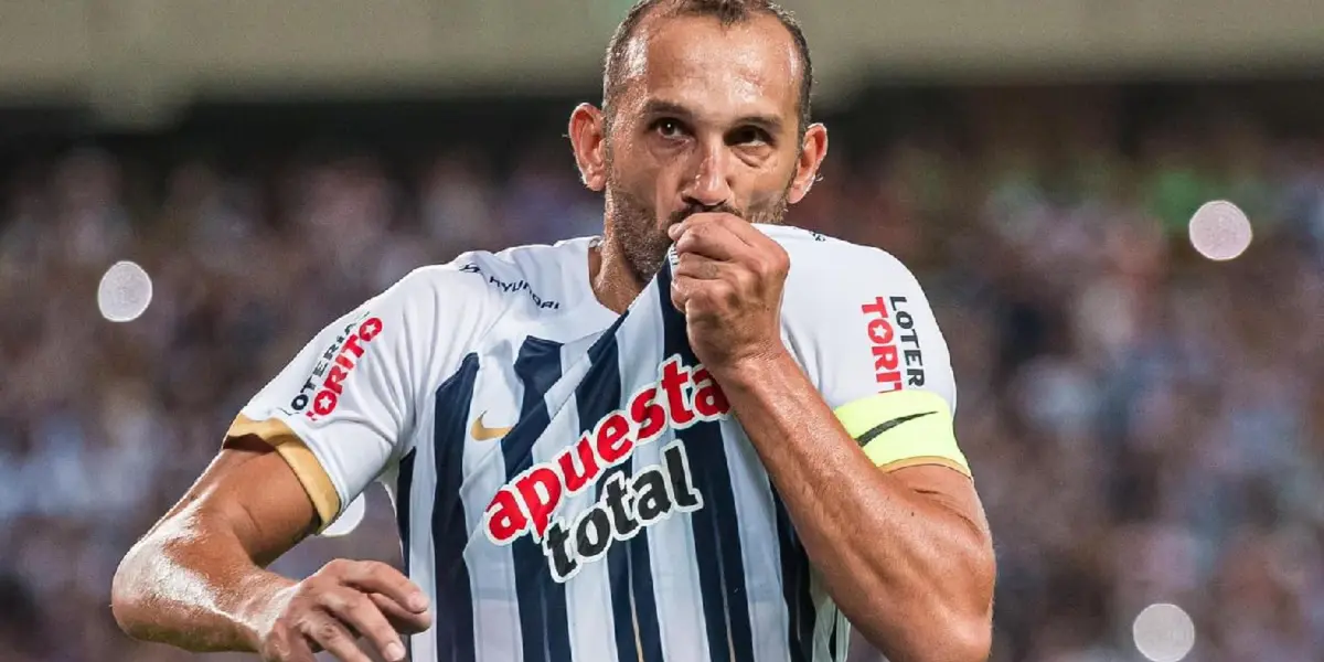 Hernán Barcos besando el escudo de Alianza Lima en un partido