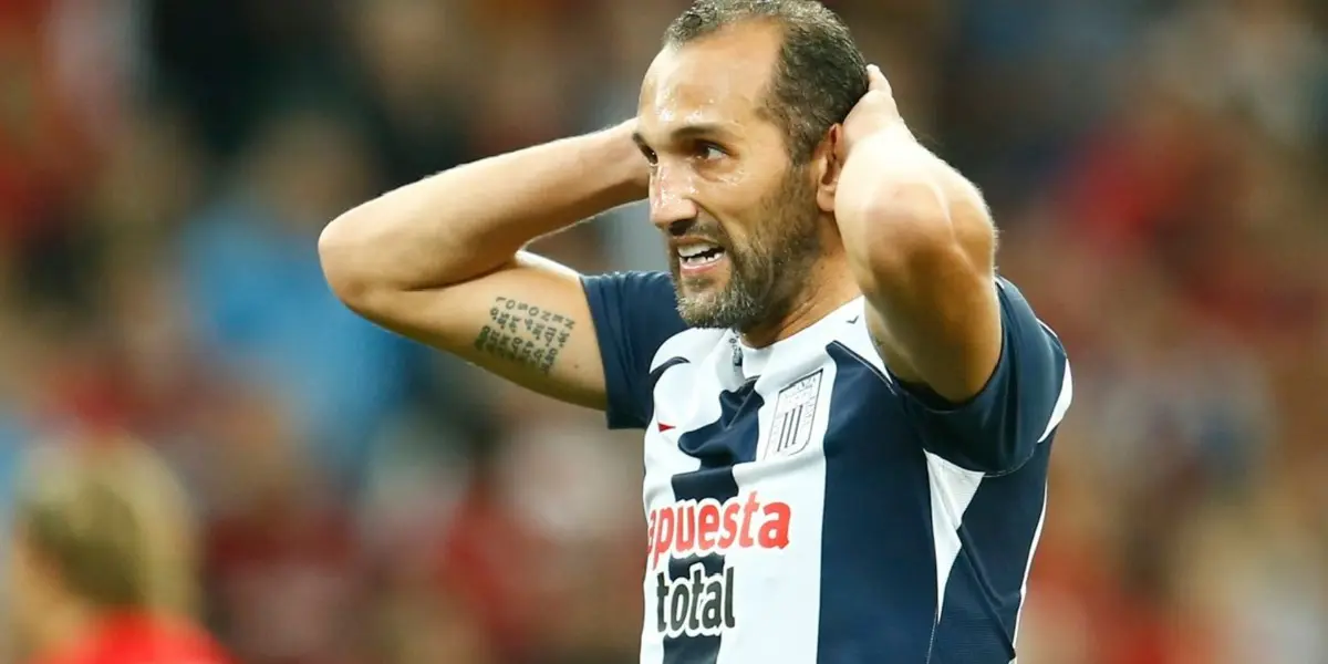 Hernán Barcos lamentándose con la camiseta de Alianza Lima