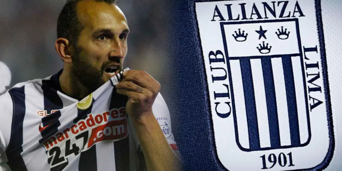 Hernán Barcos mostrando el escudo de Alianza Lima tras anotar un gol