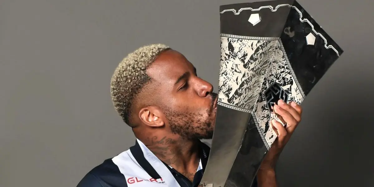 Jefferson Farfán alzó un título más con Alianza Lima, el equipo de sus amores