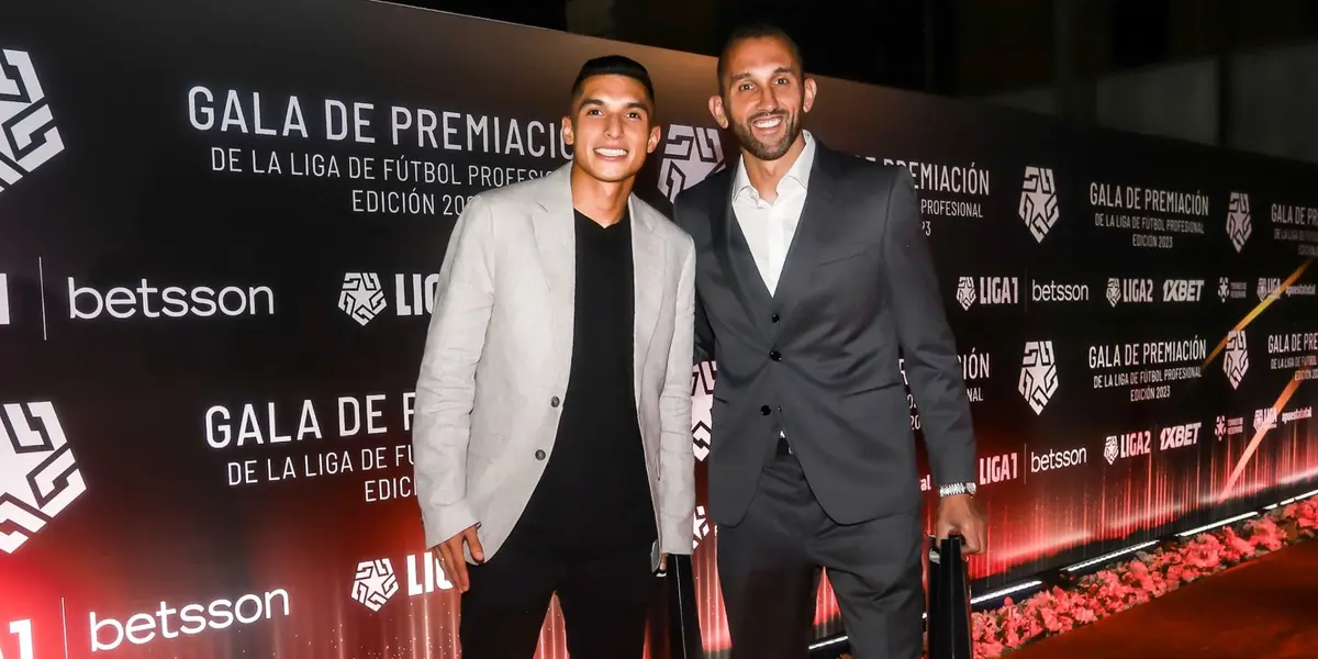 Kevin Serna y Hernán Barcos en la gala de premiación Liga 1 2023